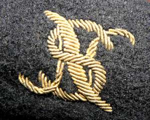 Les lettres S et N sur la casquette