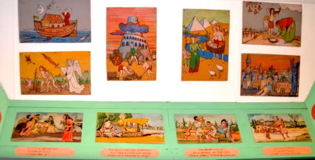 Des 
                     panneaux autour de la crèche
