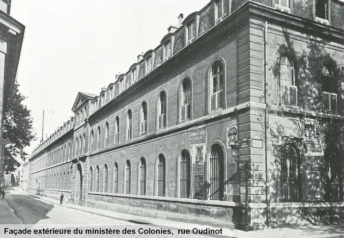La façade du bâtiment, rue Oudinot