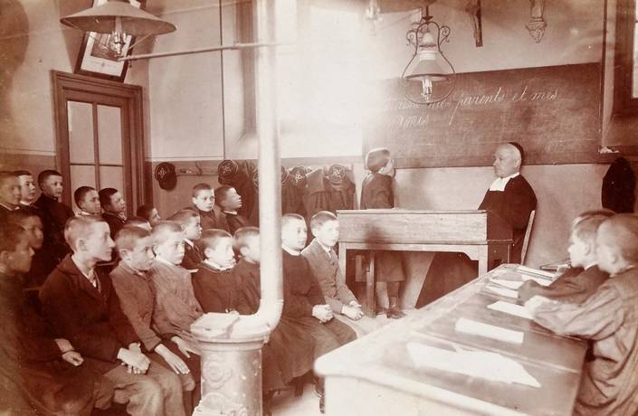 Des élèves n'ont pas de table